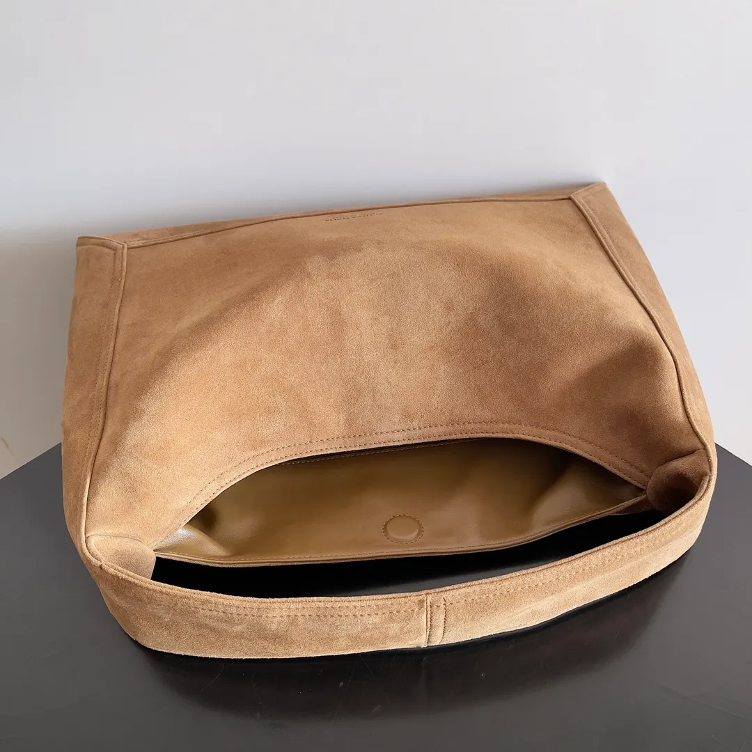 Batch 2080 Bottega Veneta, the flagship product of the 2024 autumn and winter, is making a splash from the catwalk to the streets. It not only brings a strong retro atmosphere, but also can easily interpret different styles through a variety of matching methods. Whether it is a smart and elegant workplace look or casual and comfortable daily wear, fully imported calfskin is a fashion element you can’t miss! Style number: 803977 Size: 41*20*8cm